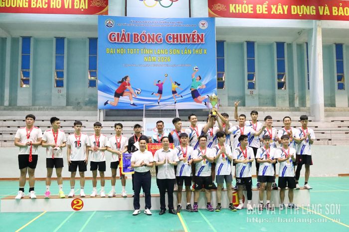 Đại diện Ban Tổ chức trao giải cho hai đội nam xuất sắc nhất giải