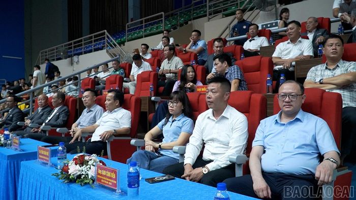 Các đại biểu dự lễ khai mạc giải.