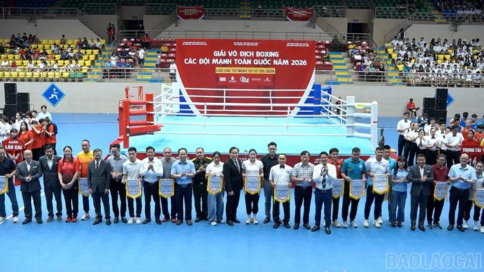 Ban tổ chức tặng cờ lưu niệm cho các đoàn tham gia giải.