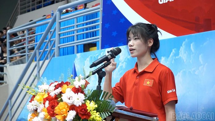 Vận động viên Sông Thị Kim Ngân (Lào Cai) tuyên thệ.