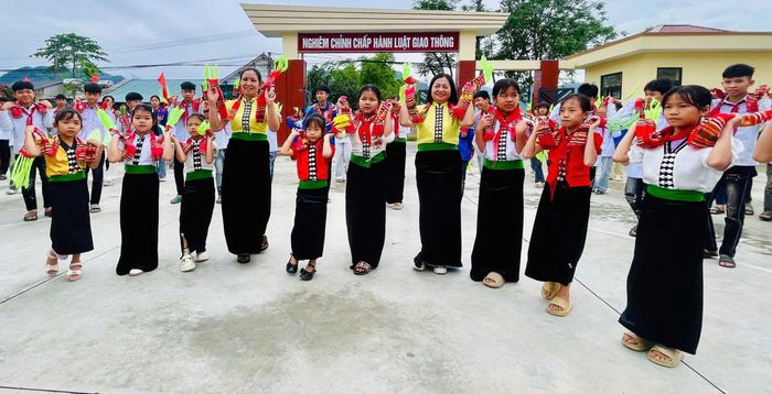 Cô và trò Trường TH và THCS Thạch Lương vui điệu múa xòe.