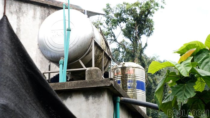 Những téc nước phủ bùn vì mùa mưa nước đục.