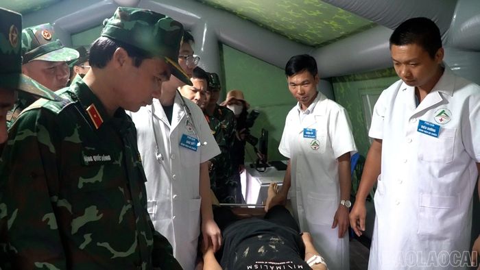 Các đồng chí lãnh đạo tham quan bệnh viện dã chiến.