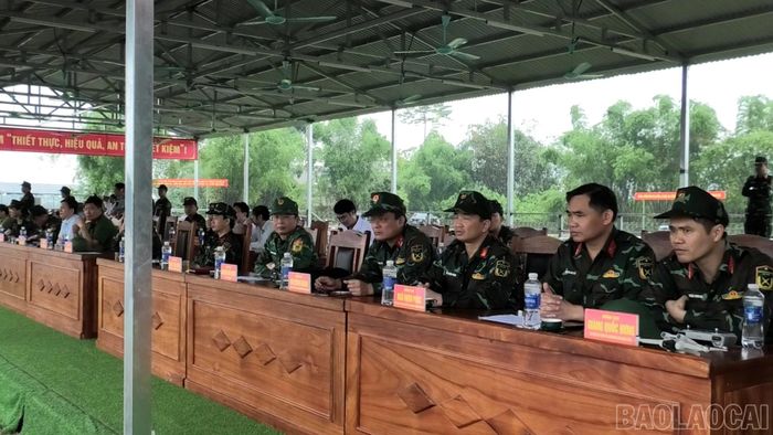 Các đại biểu tham quan buổi sơ duyệt.