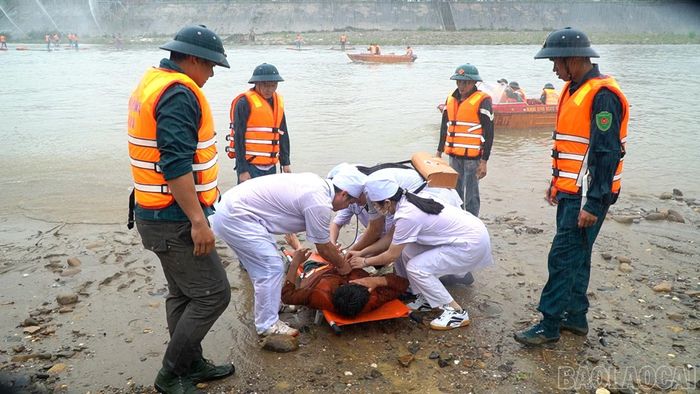 Lực lượng y tế, dân quân tham gia tình huống diễn tập.