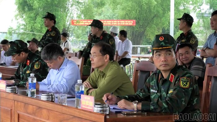 Thiếu tướng Đặng Quốc Đồng - Ủy viên Ban Thường vụ Tỉnh ủy, Chỉ huy trưởng Bộ Chỉ huy Quân sự tỉnh Lào Cai chỉ đạo buổi sơ duyệt.