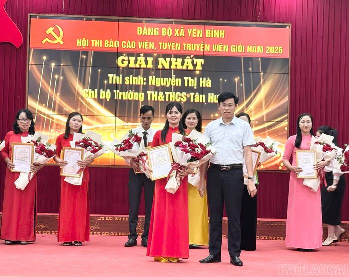 Đồng chí Lê Minh Đức - Bí thư Đảng ủy, Chủ tịch HĐND xã trao giải Nhất cho thí sinh Nguyễn Thị Hà.