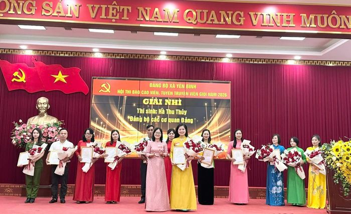 Đồng chí Trần Thị Thúy Hải - Phó Bí thư Thường trực Đảng ủy xã trao giải Nhì cho thí sinh Hà Thu Thủy.