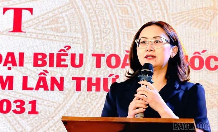 Đồng chí Giàng Thị Dung - Ủy viên Ủy ban Trung ương MTTQ Việt Nam khóa X, Phó Bí thư Tỉnh ủy, Chủ tịch Ủy ban MTTQ Việt Nam tỉnh, Trưởng đoàn Đại biểu Quốc hội tỉnh Lào Cai phát biểu tại buổi gặp mặt.