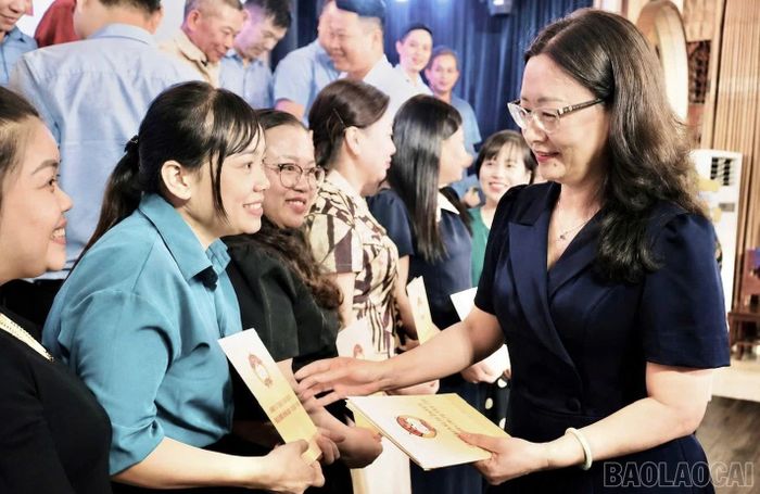Đồng chí Giàng Thị Dung - Ủy viên Ủy ban Trung ương MTTQ Việt Nam khóa X, Phó Bí thư Tỉnh ủy, Chủ tịch Ủy ban MTTQ Việt Nam tỉnh, Trưởng đoàn Đại biểu Quốc hội tỉnh Lào Cai tặng quà các đại biểu.