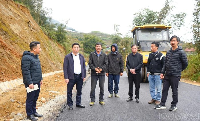 Lãnh đạo phường Sa Pa kiểm tra các công trình, dự án trên địa bàn.