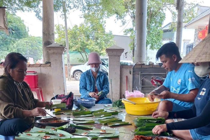 Sản xuất bánh lọc - một đặc sản xứ Huế