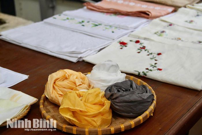 Một số sản phẩm lụa Hoa Lư do anh Vụ và cộng sự tạo nên.