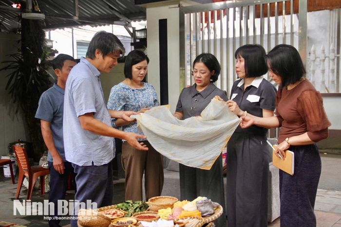Các sản phẩm lụa Hoa Lư được nhuộm màu hoàn toàn tự nhiên hướng tới chất lượng cao.