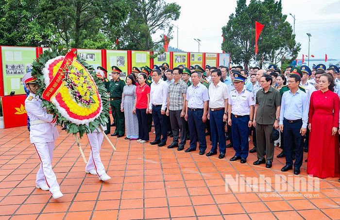 Đoàn công tác dâng hương, hoa tại Khu lưu niệm Chủ tịch Hồ Chí Minh, Đặc khu Cô Tô.