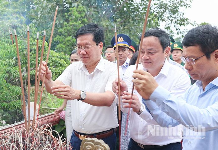 Đoàn công tác dâng hương tại Khu lưu niệm Chủ tịch Hồ Chí Minh tại Đặc khu Cô Tô.