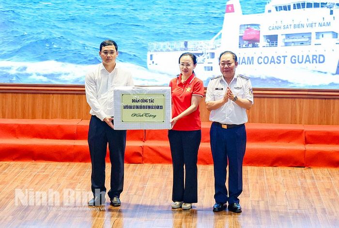 Thiếu tướng Trần Văn Hậu, Chính ủy Bộ Tư lệnh Vùng Cảnh sát biển 1 trao quà cho lãnh đạo đặc khu.
