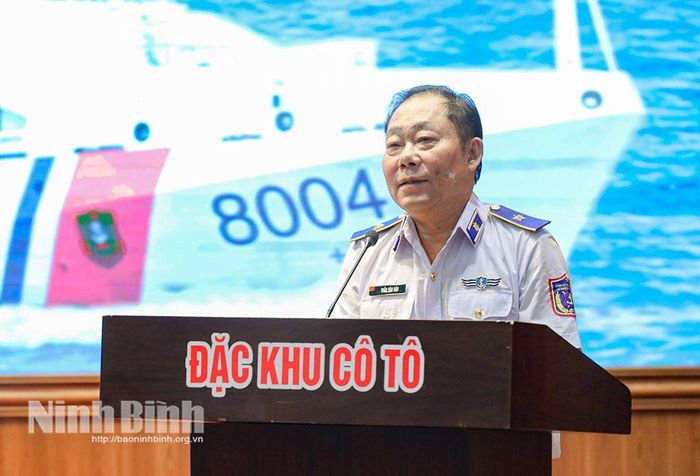 Thiếu tướng Trần Văn Hậu, Chính ủy Bộ Tư lệnh Vùng Cảnh sát biển 1 phát biểu tại chương trình thăm, tặng quà tại đặc khu.