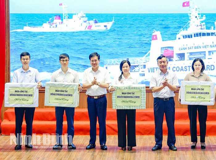 Đồng chí Phó Chủ tịch HĐND tỉnh Ninh Bình Lê Xuân Huy, thay mặt Đoàn công tác tặng quà các cơ quan dân chính đảng đặc khu.