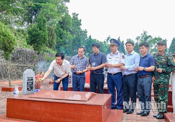 Thành viên Đoàn công tác dâng hương tưởng nhớ các anh hùng liệt sĩ tại đặc khu Cô Tô.