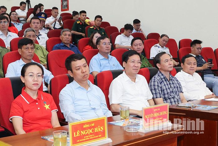 Các đại biểu dự buổi làm việc giữa Đoàn công tác và Đảng ủy, Chính quyền Đặc khu Cô Tô.