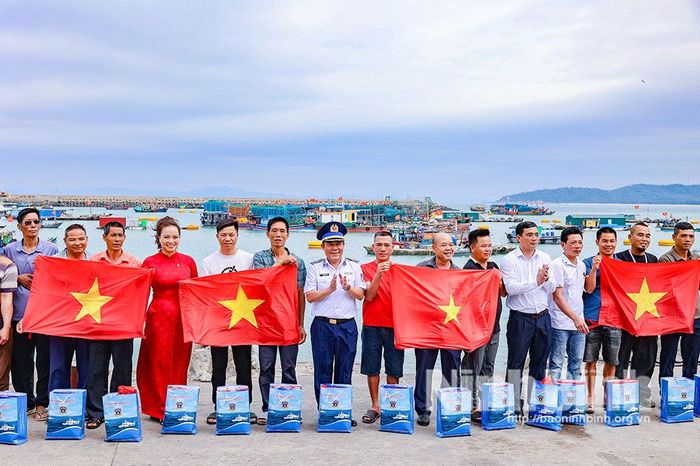 Ngư dân Cô Tô nhận quà và cờ Tổ quốc từ Đoàn công tác, vững tin vươn khơi bám biển bảo vệ chủ quyền.