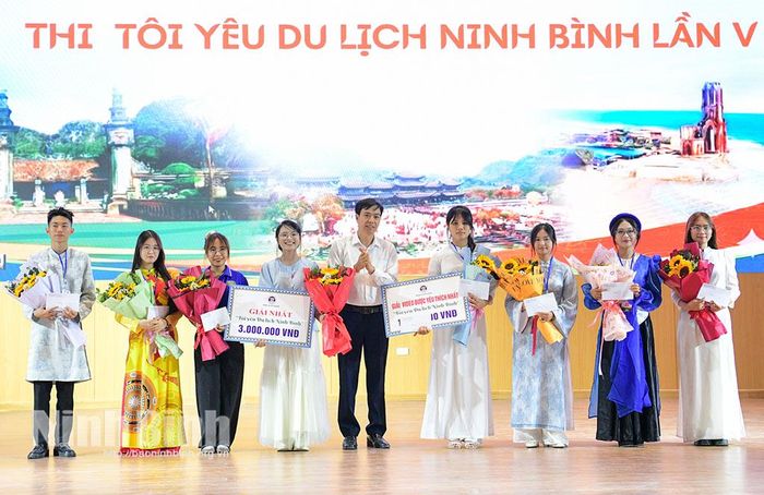 Ban tổ chức trao giải cho các thí sinh xuất sắc tại cuộc thi.