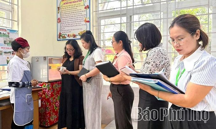 Đoàn công tác kiểm tra quá trình lưu mẫu thức ăn của Trường Tiểu học Khai Quang.