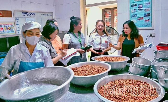 Đoàn kiểm tra thực tế quá trình chế biến thức ăn tại Trường Tiểu học Liên Minh.