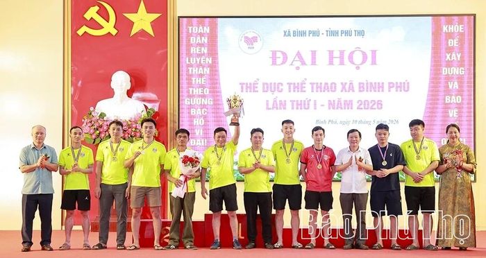 Lãnh đạo xã Bình Phú trao Huy chương Vàng môn bóng đá nam.