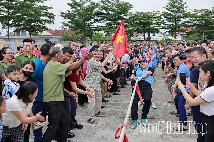 Các đội tham gia thi đấu môn kéo co sau lễ khai mạc.