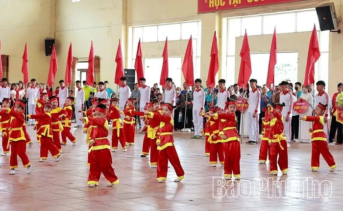 Các tiết mục đồng diễn, cổ động của giáo viên, học sinh các cấp trên địa bàn.