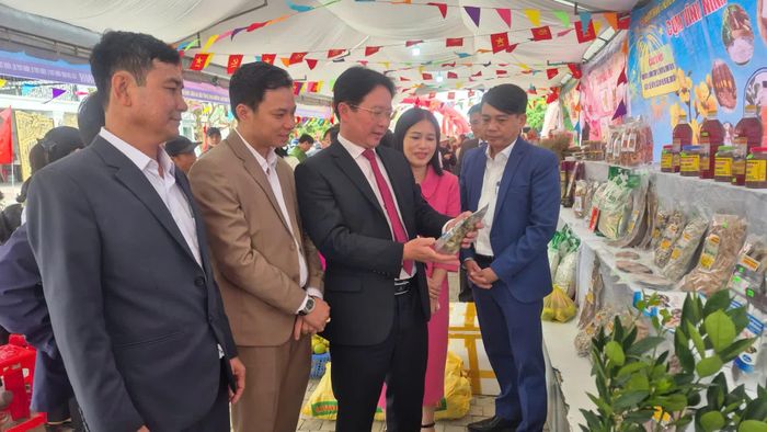 Sản phẩm hàu Quán Hàu được bày bán tại hội chợ Xuân xã Quảng Ninh - Ảnh: Đ.N