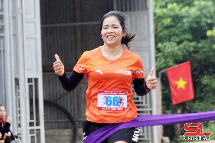 VĐV Lèo Thị Tình, CLB Run 26 Sơn La về đích đầu tiên nội dung nữ.