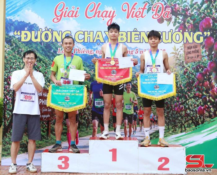 Ban tổ chức trao giải nội dung nam.