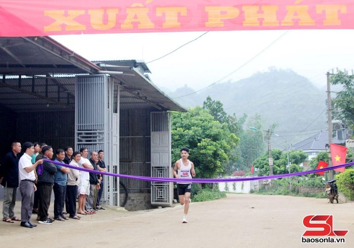 VĐV Cà Văn Đoàn đến từ xã Thuận Châu về đích đầu tiên nội dung nam.