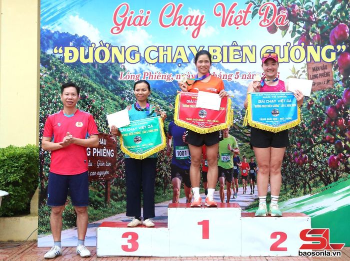 Ban tổ chức trao giải nội dung nữ.