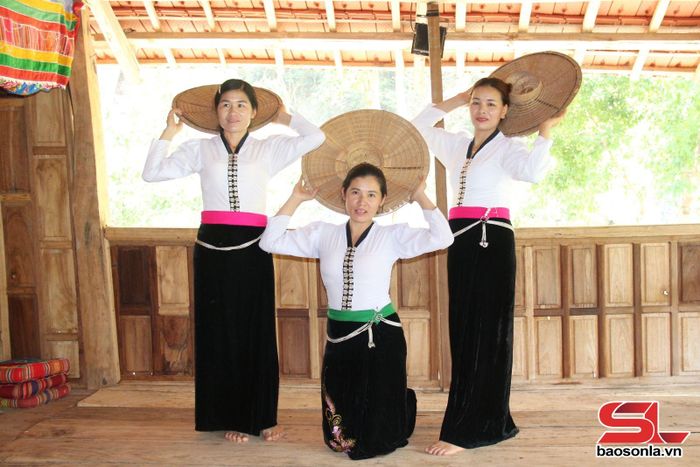 Phụ nữ bản Bon, xã Mường Chiên giữ nét đẹp văn hóa truyền thống phục vụ phát triển du lịch cộng đồng.