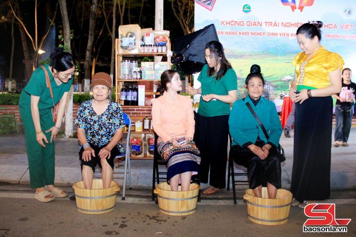 Khách hàng trải nghiệm ngâm chân thảo dược của HTX Dược liệu Ban Mường Xanh.