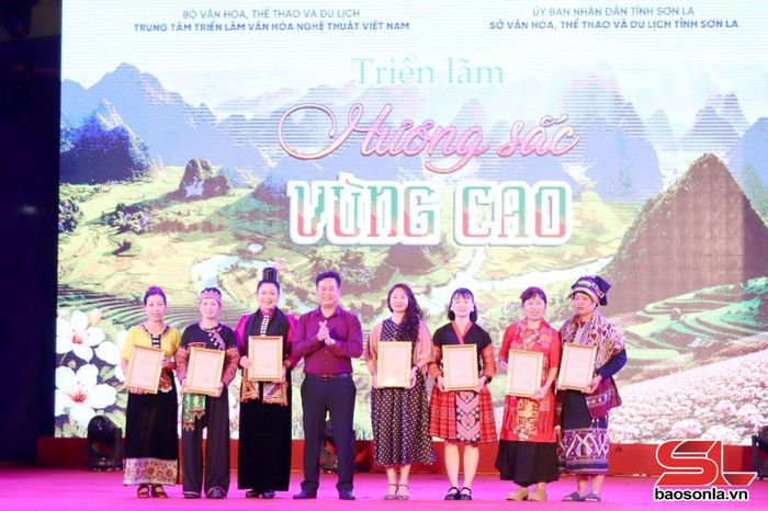 Đại diện Ban tổ chức trao giải phụ cho các đội thi đạt giải Liên hoan Các câu lạc bộ dân vũ.