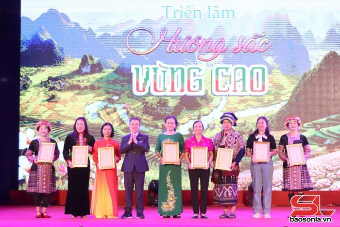 Lãnh đạo Trung tâm Triển lãm Văn hóa nghệ thuật Việt Nam trao giải B cho các đội thi đạt giải tại Liên hoan Các câu lạc bộ dân vũ.