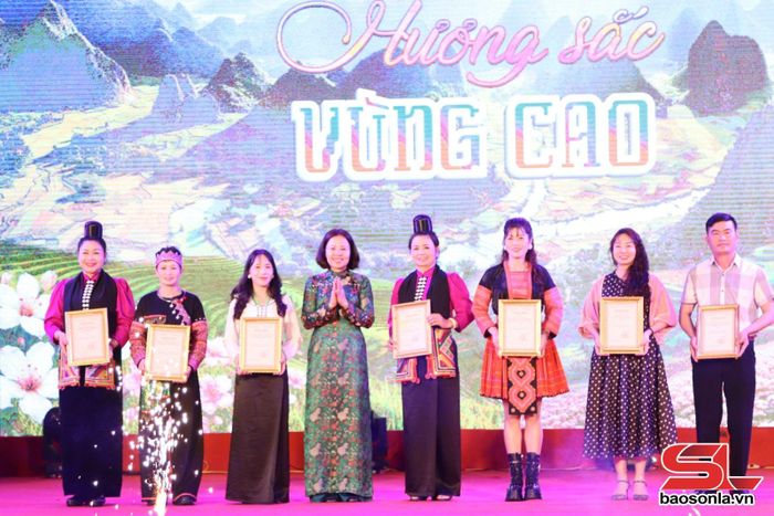 Lãnh đạo Sở Văn hóa, Thể thao và Du lịch trao giải A cho các đội thi đạt giải Liên hoan Các câu lạc bộ dân vũ.