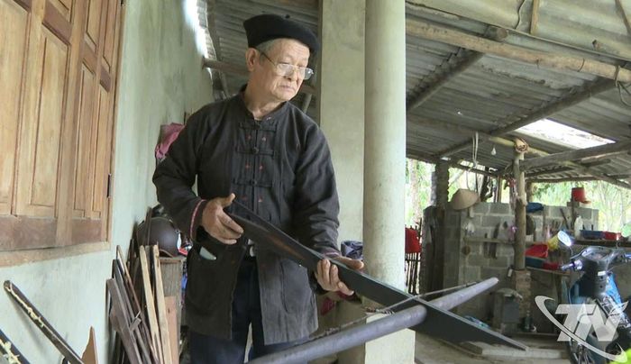 Ông Chu đã làm hàng trăm chiếc nỏ phục vụ người dân địa phương, hội xuân.