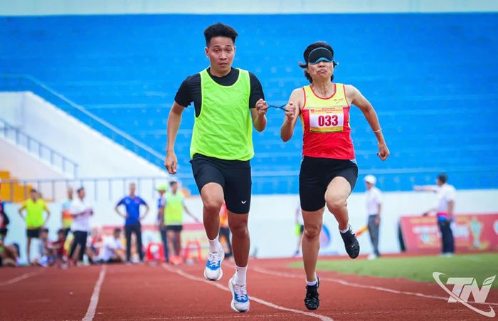 Vận động viên khiếm thị thi đấu Điền kinh.