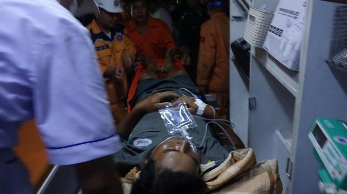 Ngư dân được lực lượng cứu nạn hàng hải và lực lượng y tế chăm sóc trên tàu SAR 274.