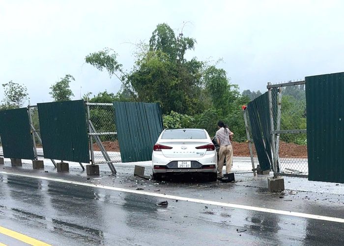 Hiện trường vụ tai nạn giao thông tại Km 227+500 giữa hai xe ô tô.