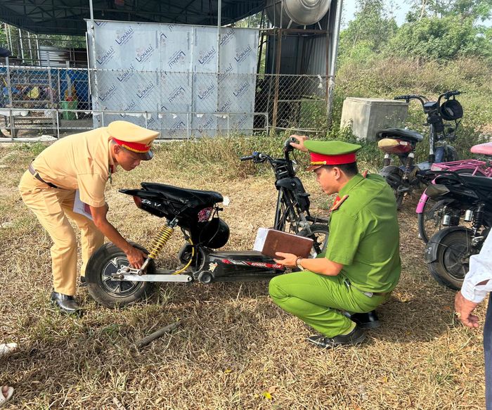 Đội CSGT đường bộ số 4 (Phòng CSGT Công an tỉnh Gia Lai) kiểm tra, phát hiện xe đạp điện độ chế trên địa bàn.