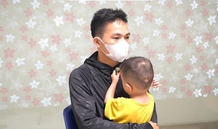 Hai cha con bé T.K trong lần tái khám sau phẫu thuật. Ảnh:BVCC