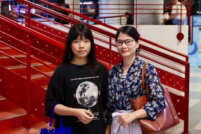 Trương Ngọc Linh, học sinh Trường THPT A Nguyễn Huệ (Ninh Bình) cùng mẹ, chị Mạc Thị Hồng tới ngày hội. Ngọc Linh cho biết đã chủ động chuẩn bị cho kỳ tuyển sinh năm nay bằng việc tham gia kỳ thi đánh giá năng lực HSA và sở hữu chứng chỉ IELTS. Sau ngày hội, Ngọc Linh dự định ưu tiên đăng ký nguyện vọng vào Đại học Kinh tế Quốc dân. Ảnh: Việt Đức