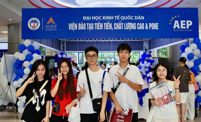 Không riêng Ngọc Linh, nhiều học sinh tham dự chương trình cũng cho biết đã thay đổi hoặc mở rộng lựa chọn ngành học sau khi được tư vấn trực tiếp. Ngô Xuân Tùng (thứ 3 từ trái sang), học sinh Trường THPT Xuân Đỉnh, chia sẻ bản thân càng thêm yêu thích ngành Logistics và Quản lý chuỗi cung ứng sau khi được nghe giới thiệu chi tiết về chương trình đào tạo và triển vọng nghề nghiệp. Trong khi đó, Nguyễn Du Quỳnh Chi (ngoài cùng bên phải) lại bất ngờ khi tìm thấy hứng thú với lĩnh vực Quản lý khách sạn và du lịch sau quá trình trò chuyện cùng sinh viên của trường. Còn Nguyễn Đức Anh (thứ 2 từ phải sang) cho biết bản thân đã thay đổi định hướng từ Quản trị kinh doanh sang Phân tích dữ liệu doanh nghiệp sau khi tìm hiểu sâu hơn về chương trình đào tạo. Ảnh: Việt Đức